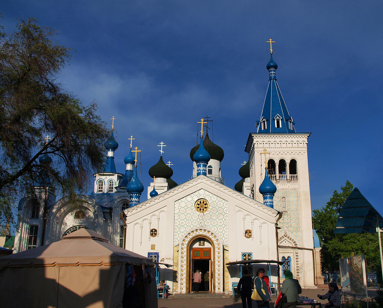 Catedral de la Resurrección en Bishkek, actual Kirguistán, construida en 1944-47.