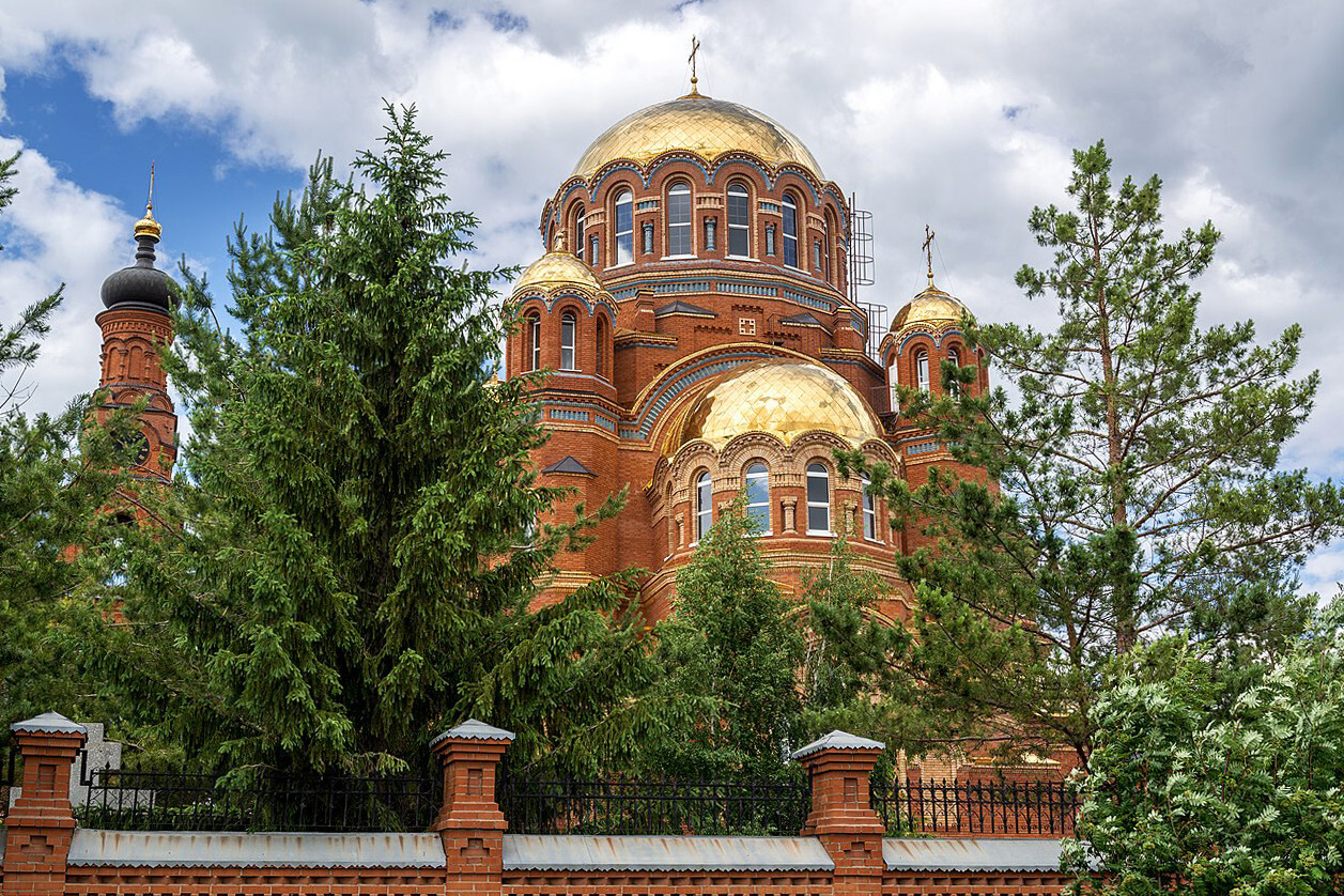 Nueva catedral de la Santísima Trinidad construida en el lugar de la iglesia de San Simeón de Verjoturie, Saraktash, región de Orenburgo.