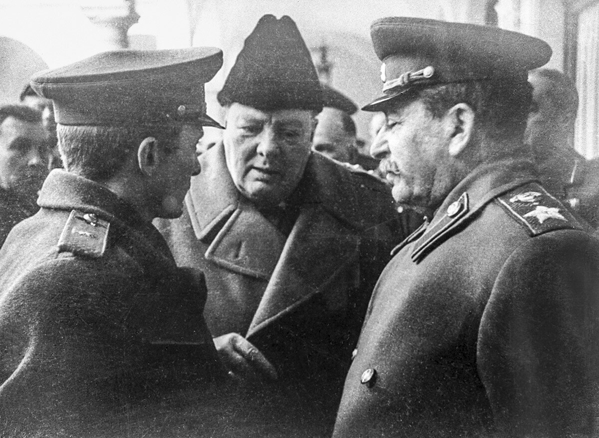 Joseph Stalin (rechts) spricht mit dem britischen Premierminister Winston Churchill (Mitte), 1945.