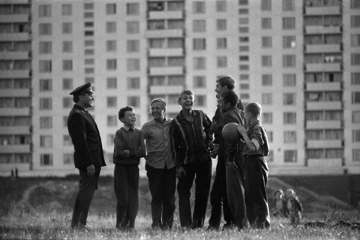 Sublieutenant Ivan Sizonenko with boys, 1967.