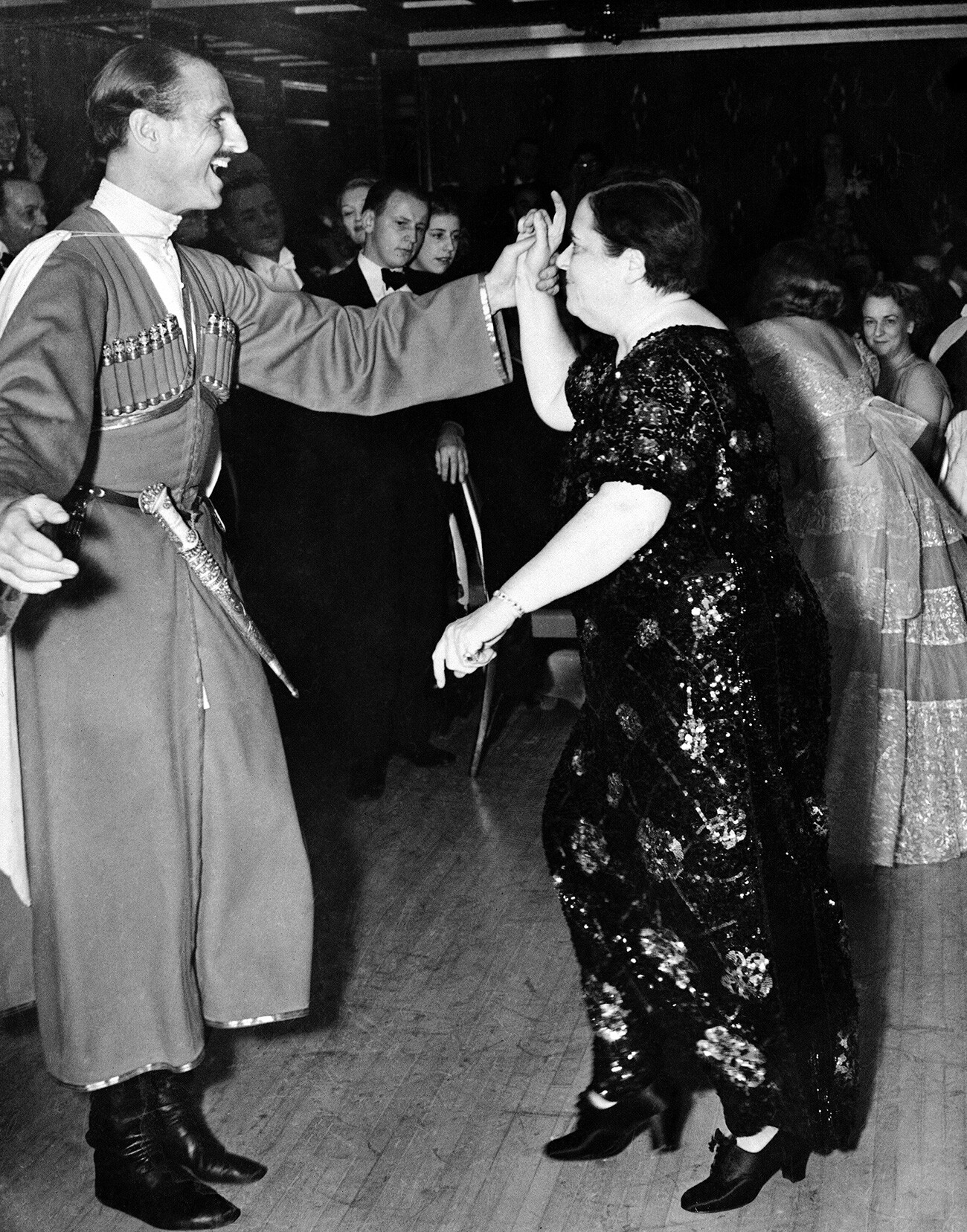 Fürst Sergej Obolenskij und Elsa Maxwell, Gastgeberin der New Yorker Gesellschaft, auf einer russischen Big Apple Party, die am 4. Dezember 1937 in New York zu Gunsten der Russischen Flüchtlingskinder-Wohlfahrtsgesellschaft veranstaltet wurde.
