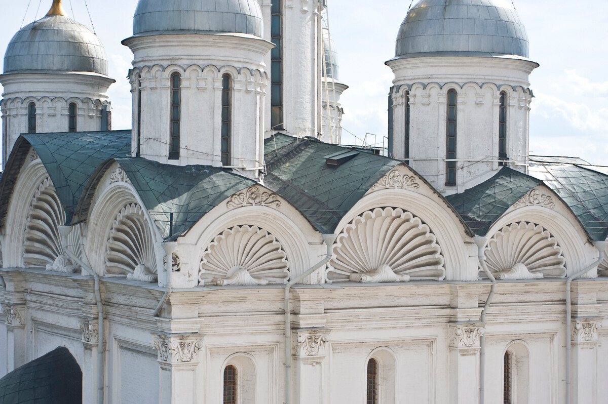 Cattedrale dell’Arcangelo Michele. Vista nord-est dal campanile di Ivan il Grande. Struttura superiore con cornice, timpani, tetto e cupole. 17 luglio 2009

