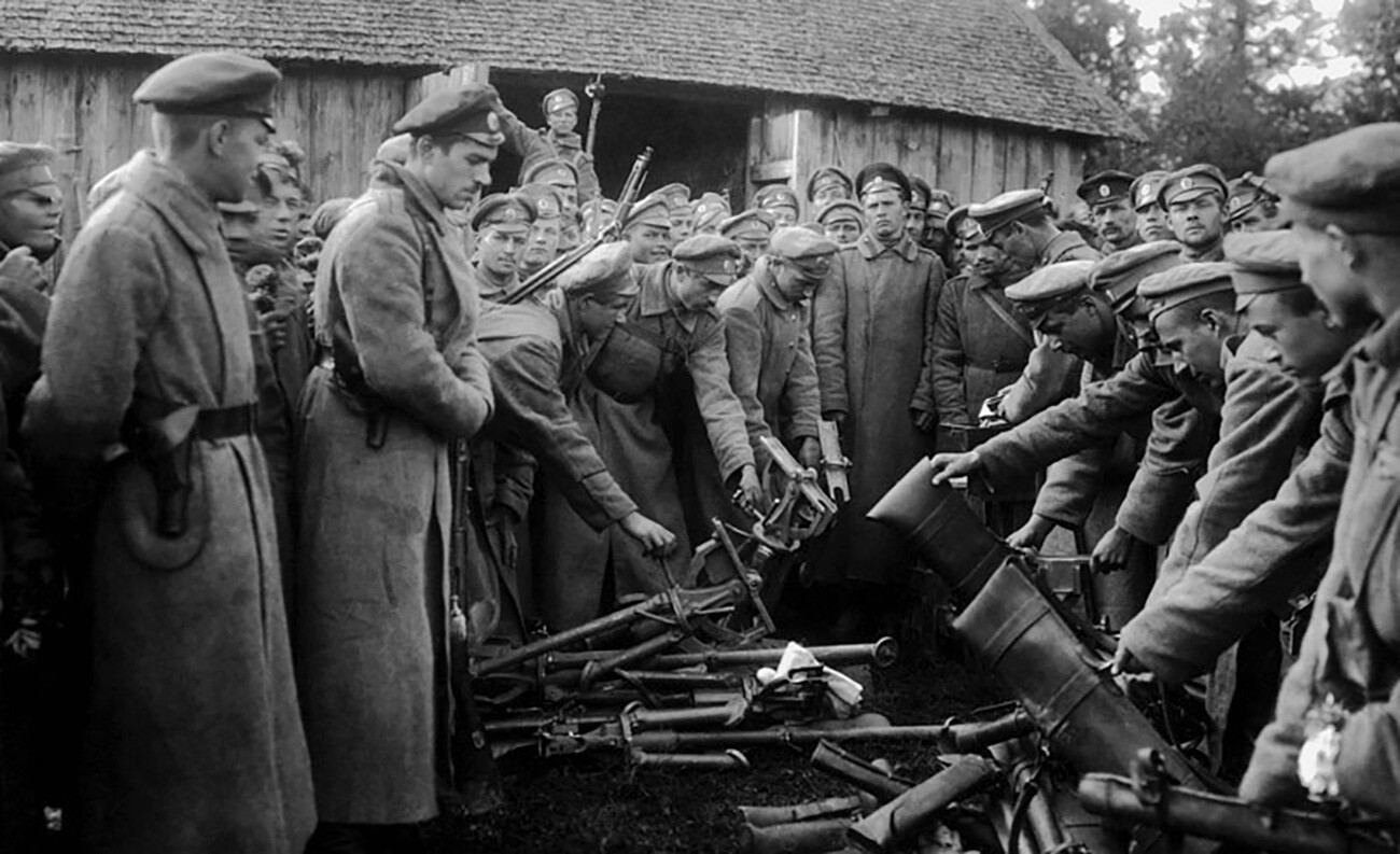Сдача оружия войсками Генерала Лавра Корнилова. 1 - 30 Августа 1917 года.