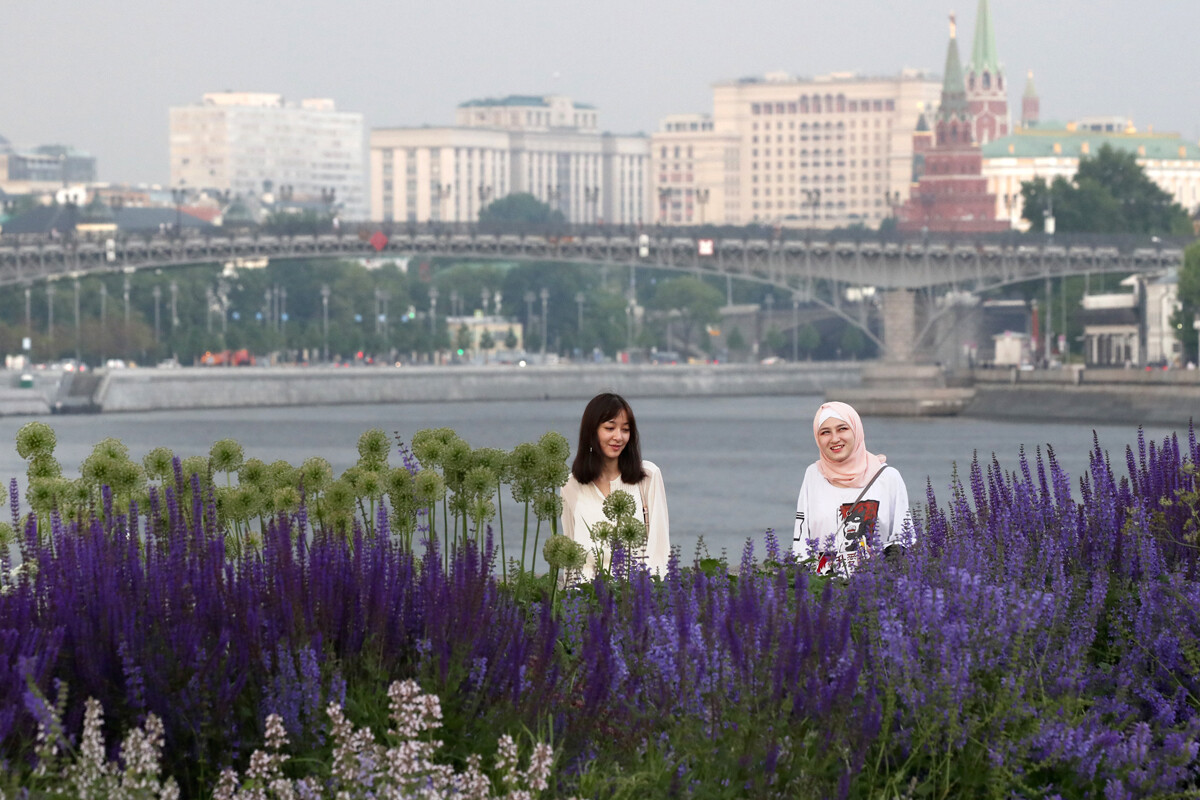 Москва. Девушки на территории парка «Музеон» на Крымской набережной