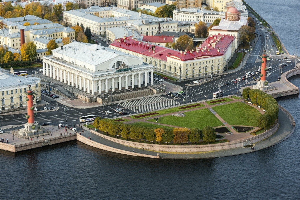 Bourse de Saint-Pétersbourg (au centre) et colonnes rostrales (en rouge et vert)