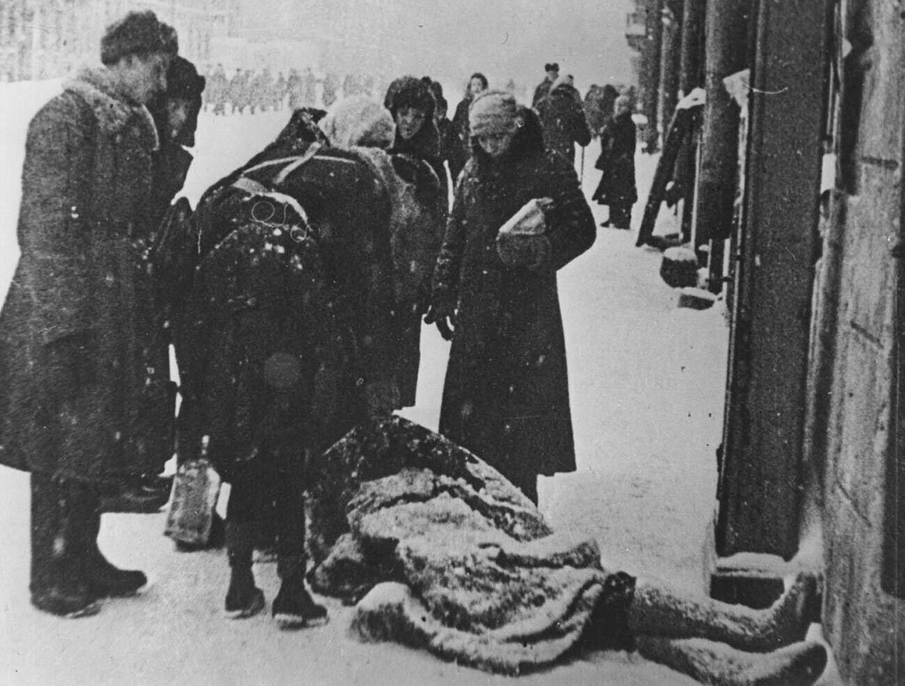 Menschen im belagerten Leningrad.