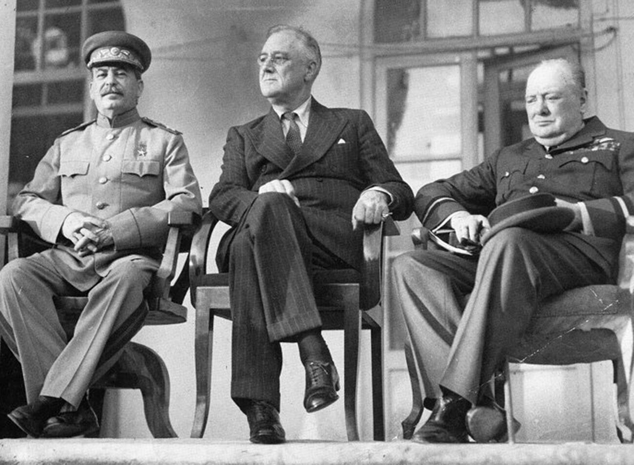 Joseph Stalin, Franklin Roosevelt und Winston Churchill bei einer Konferenz in Teheran.
