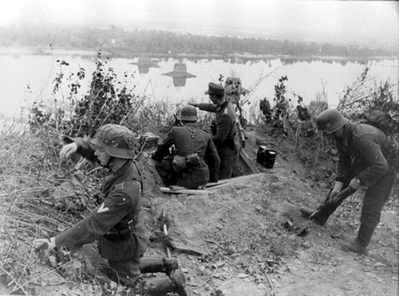 Deutsche Truppen bei den Kämpfen um den Dnjepr.

