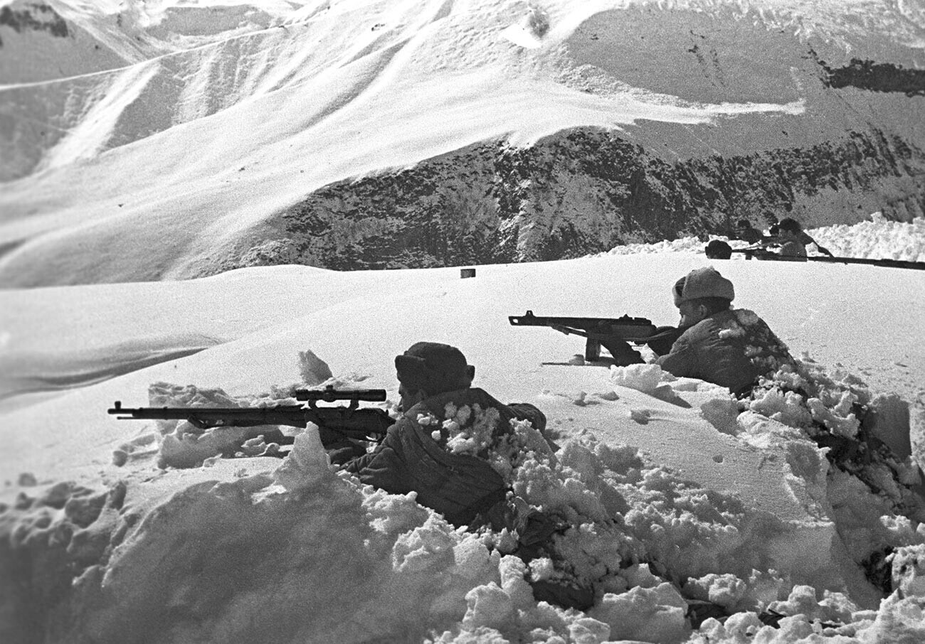 Sowjetische Truppen während der Schlacht im Kaukasus.
