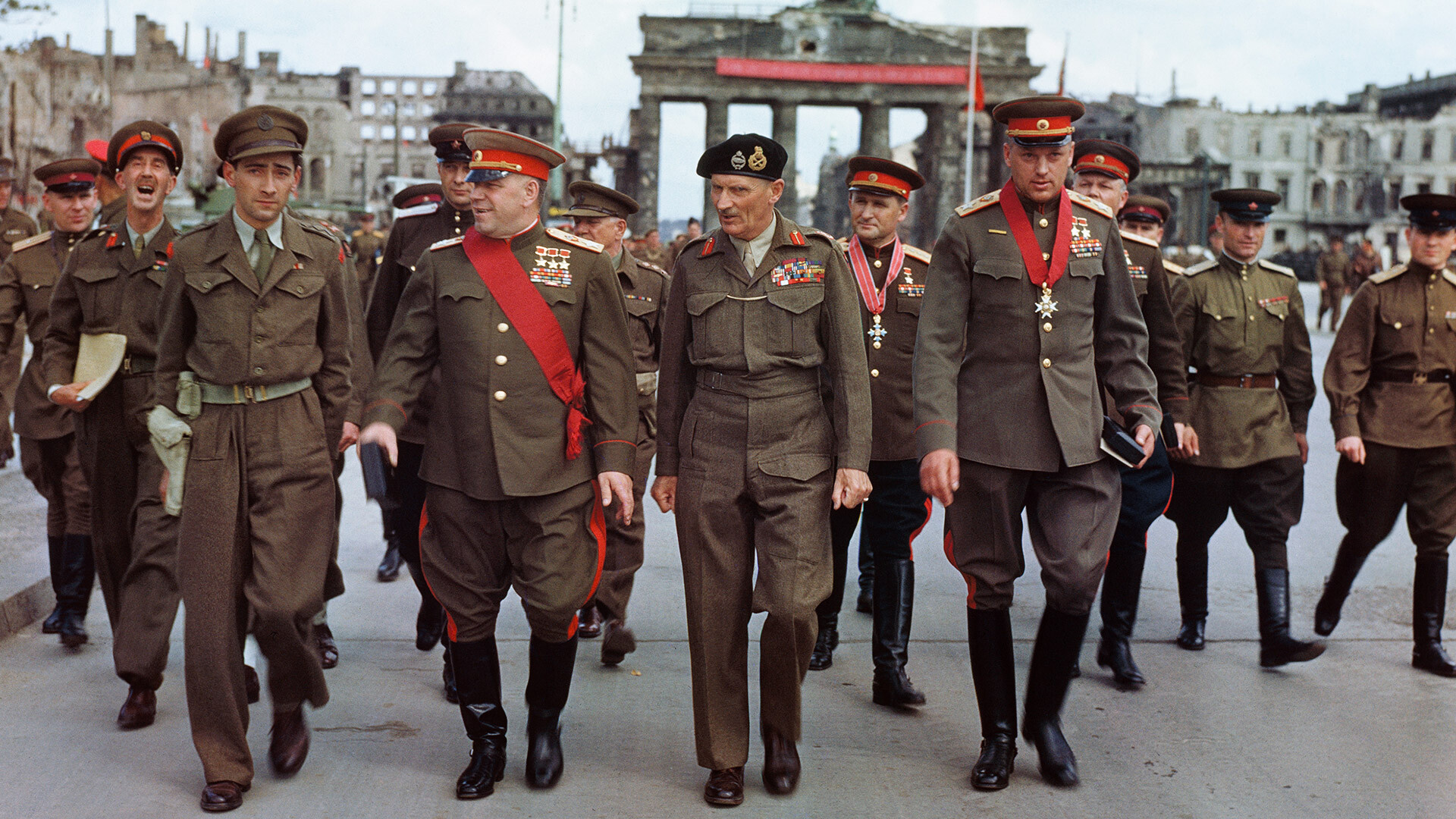 Маршалы Жуков и Рокоссовский, фельдмаршал Монтгомери в Берлине у Бранденбургских ворот, 12 июля 1945 года