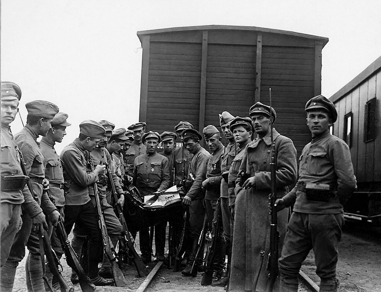 Guerre civile. Front de l'Est. Soldats du corps tchécoslovaque avec un fanion capturé du détachement soviétique