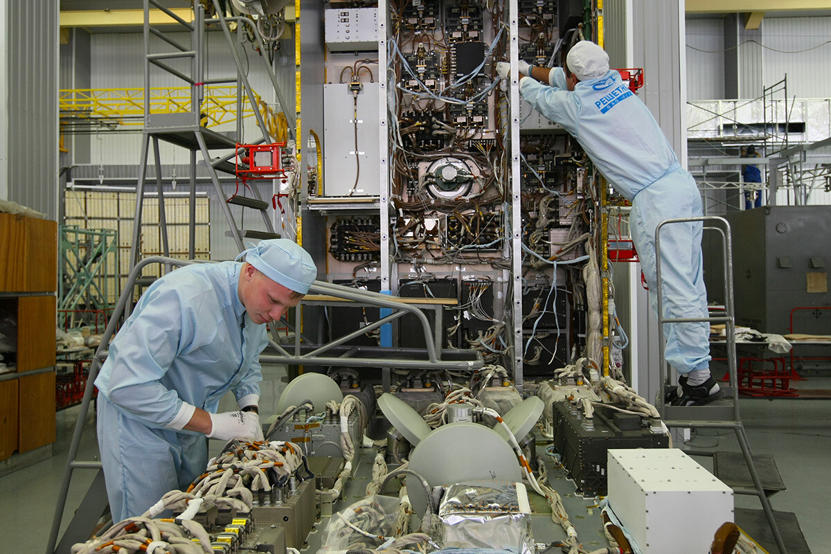 Assemblaggio della navicella spaziale di nuova generazione Glonass-K nell’officina spezializzata intitolata all'accademico M.F. Reshetnev, a Zheleznogorsk