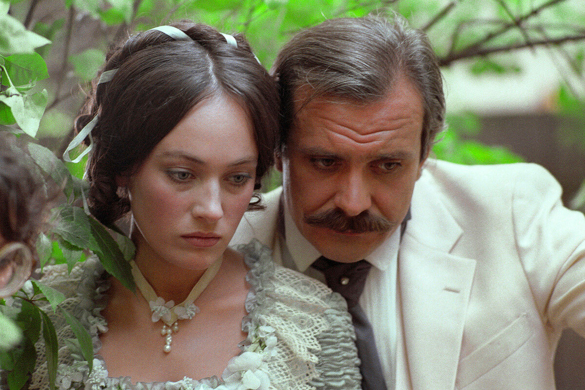 Fermo immagine dal film di Eldar Rjazanov del 1984  “Zhestokij romans” (ossia: “Romanza crudele”), tratto dalla pièce di Ostrovskij “Senza dote”

