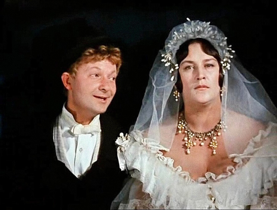 Fermo immagine dal film del 1964 di Konstantin Voinov  “Zhenitba Balzaminova” (ossia: “Le nozze di Balzaminov”), tratto dall’omonima pièce di Ostrovskij, con elementi anche delle altre due commedie della trilogia a cui appartiene
