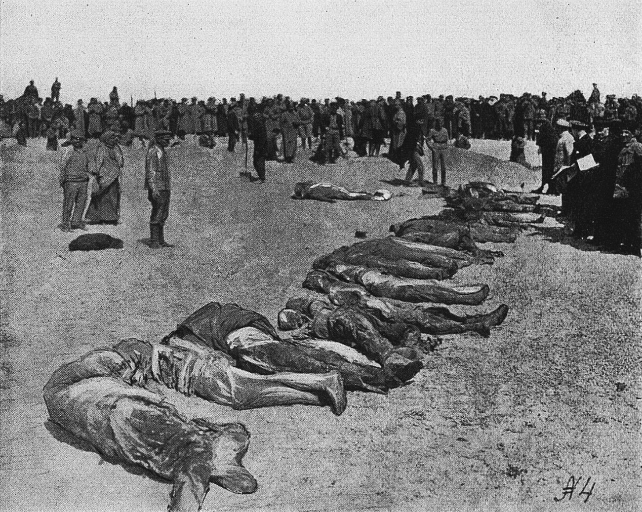 Cadaveri delle vittime del terrore rosso nell’inverno del 1918 a Evpatoria, in Crimea