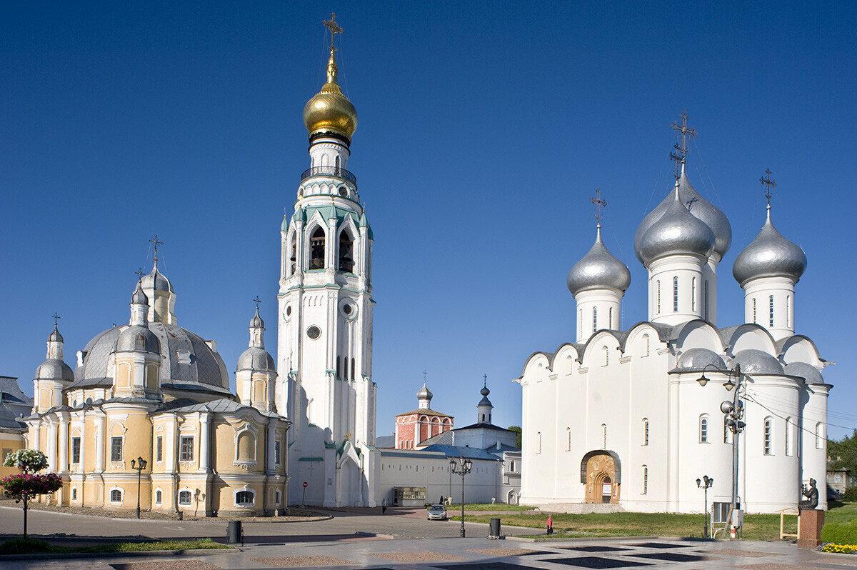 Vologda. Alun-alun Katedral, pemandangan tenggara. Dari kiri: Katedral Kebangkitan; menara lonceng; Gereja Kelahiran Kristus (di Pengadilan Uskup Agung); Gerbang Gereja Ketinggian Salib; Katedral St. Sophia. 3 Agustus 2011