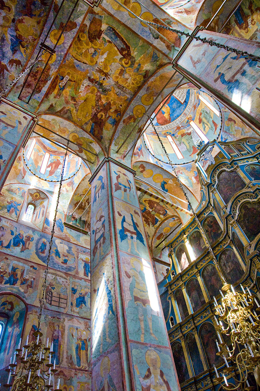 Katedral St. Sophia. Lihat timur laut dengan layar ikon; kubah langit-langit dengan lukisan dinding Tertidurnya Perawan & Keturunan Kristus ke Neraka. 20 Juli 2011