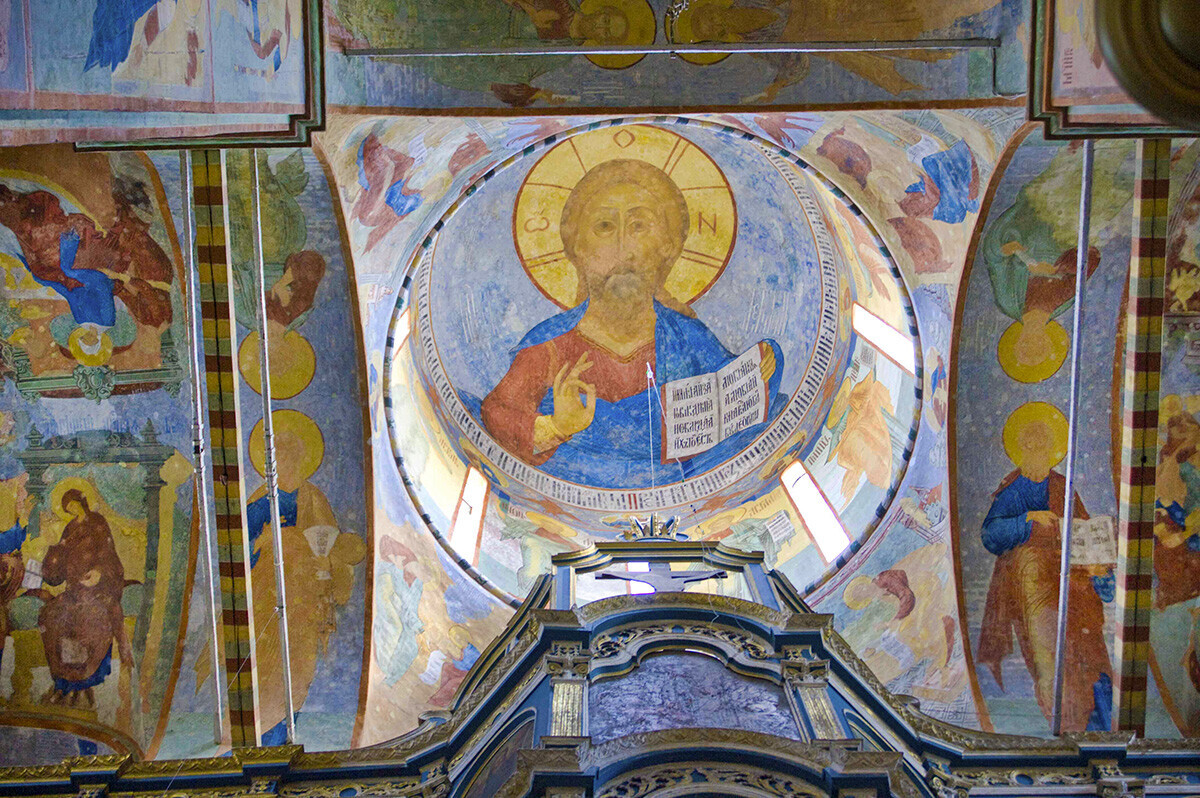 Katedral St. Sophia. Kubah tengah dengan fresko Kristus 