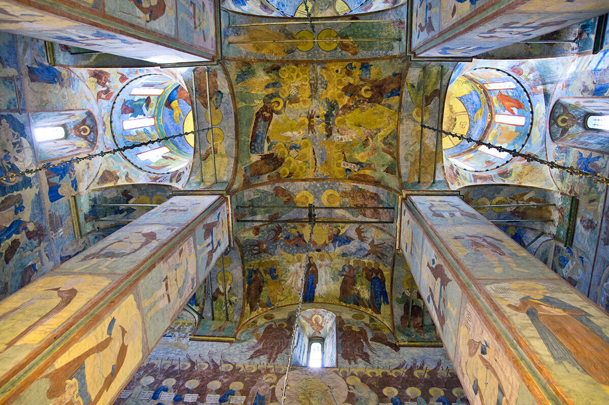 Katedral St. Sophia. Kubah barat & kubah langit-langit dengan lukisan dinding Dormition, Descent into Hell & Ascension. 20 Juli 2011