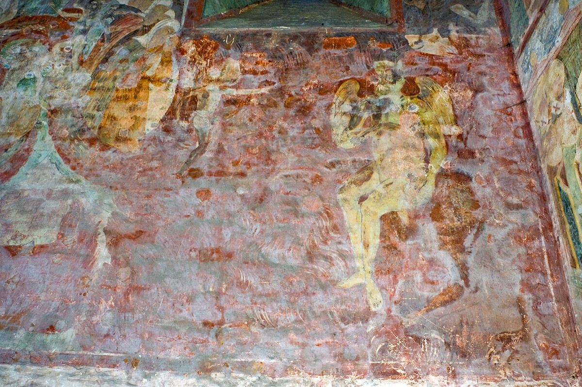 Katedral St. Sophia. Tembok barat, sisi kanan bawah. Lukisan dinding Penghakiman Terakhir (Setan bertakhta di lubang api), rusak karena rembesan air. 17 Juli 2013