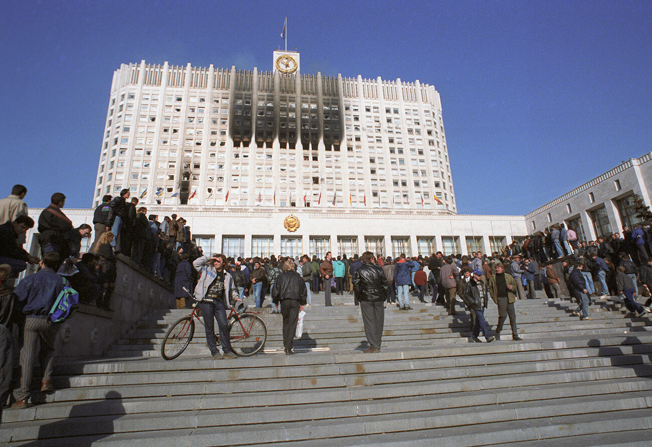 Ustavna kriza leta 1993. Pred hišo sovjetov Ruske federacije. 