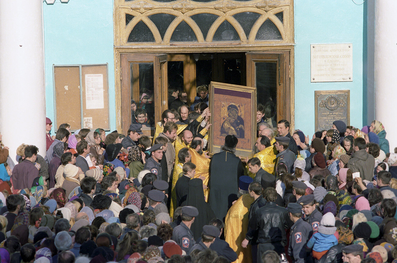 Ustavna kriza leta 1993. Patriarh Moskve in vse Rusije Aleksij II. da bi pomiril sprte strani in preprečil prelivanje krvi, je vodil molitveno bogoslužje v Jelohovski katedrali pri ikoni Vladimirske Matere Božje, ki je bila za en dan vzeta iz državne Tretjakovske galerije.  