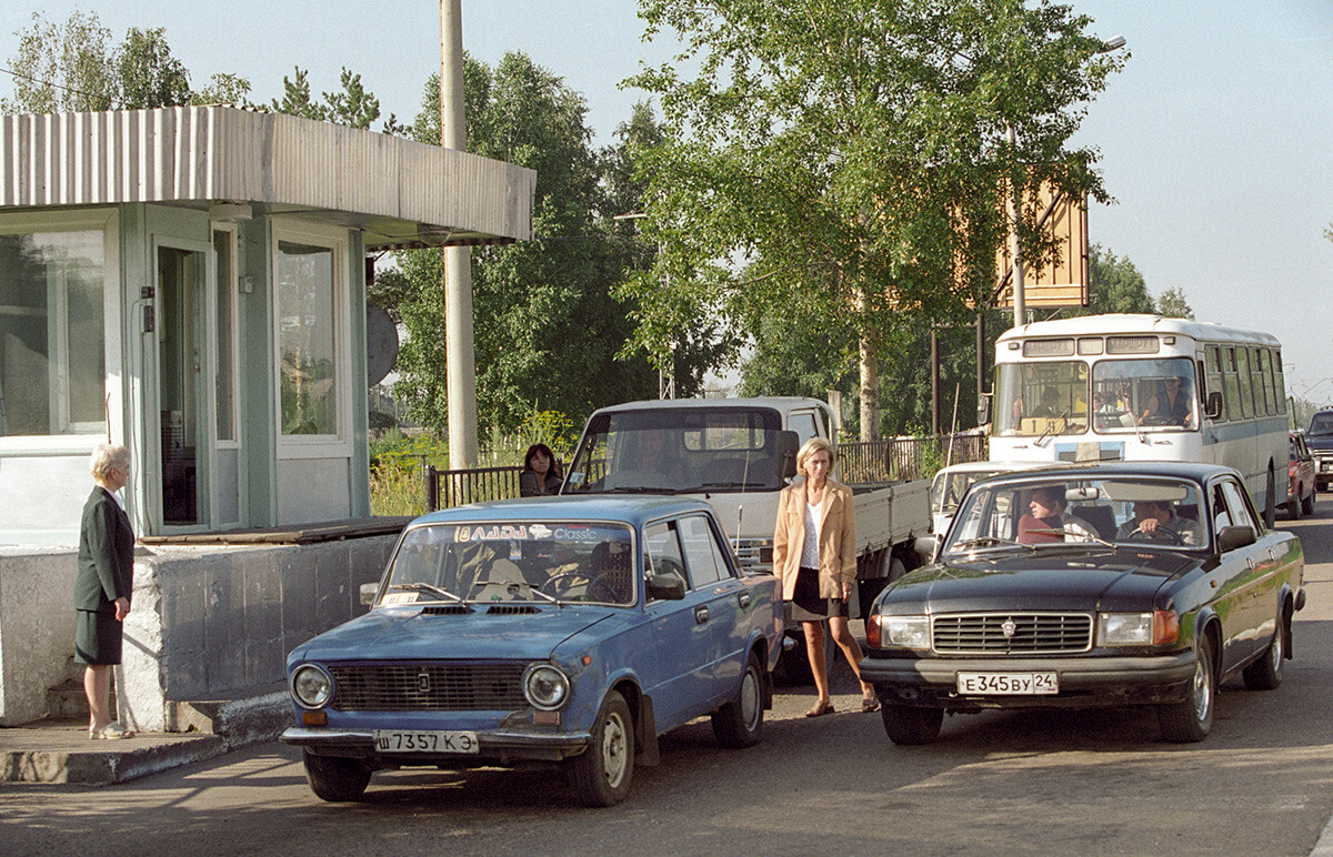 Poste de contrôle à l'entrée de la ville de Jeleznogorsk