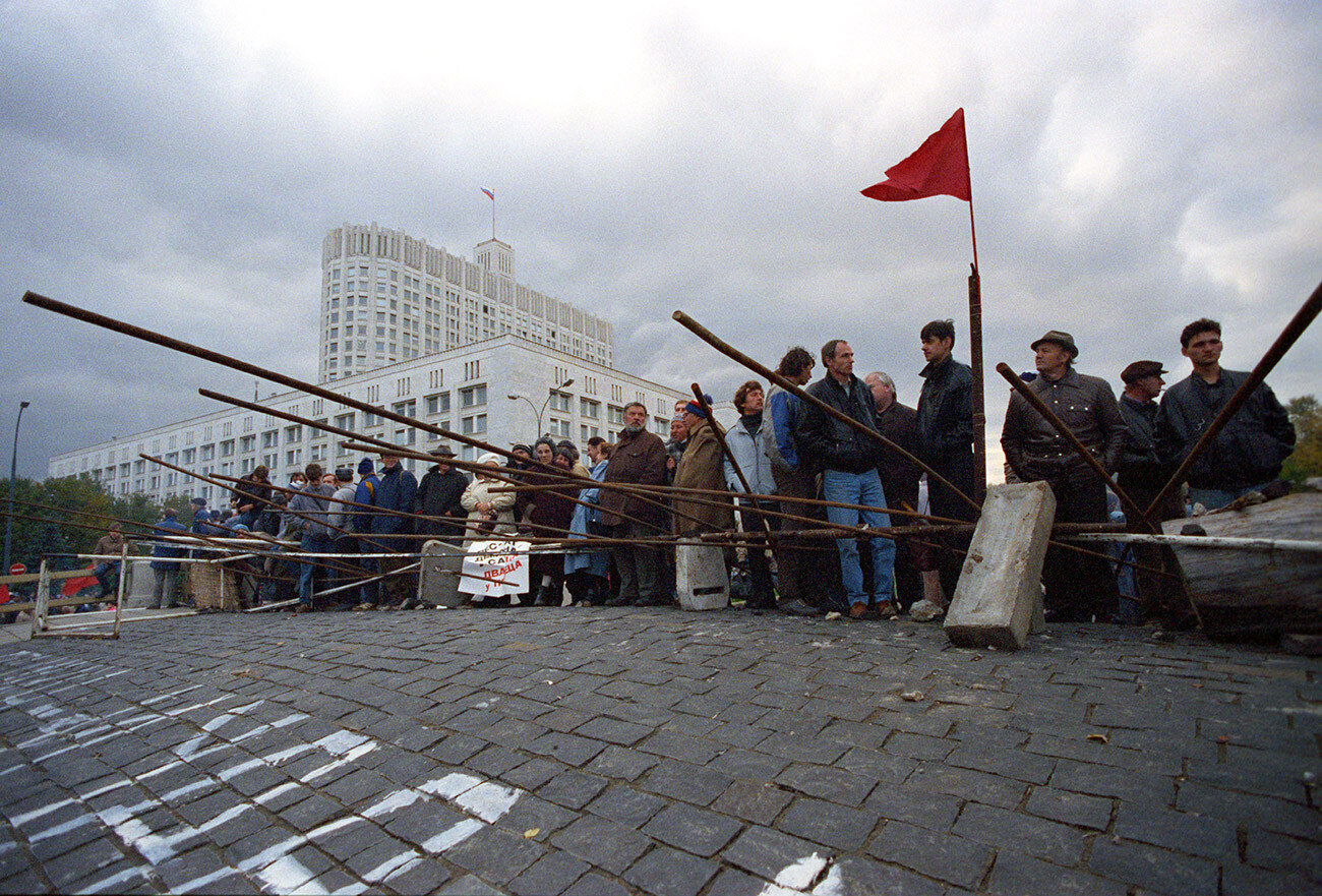 Barricades près de la Maison des Soviets (Maison Blanche) pendant la crise constitutionnelle de 1993