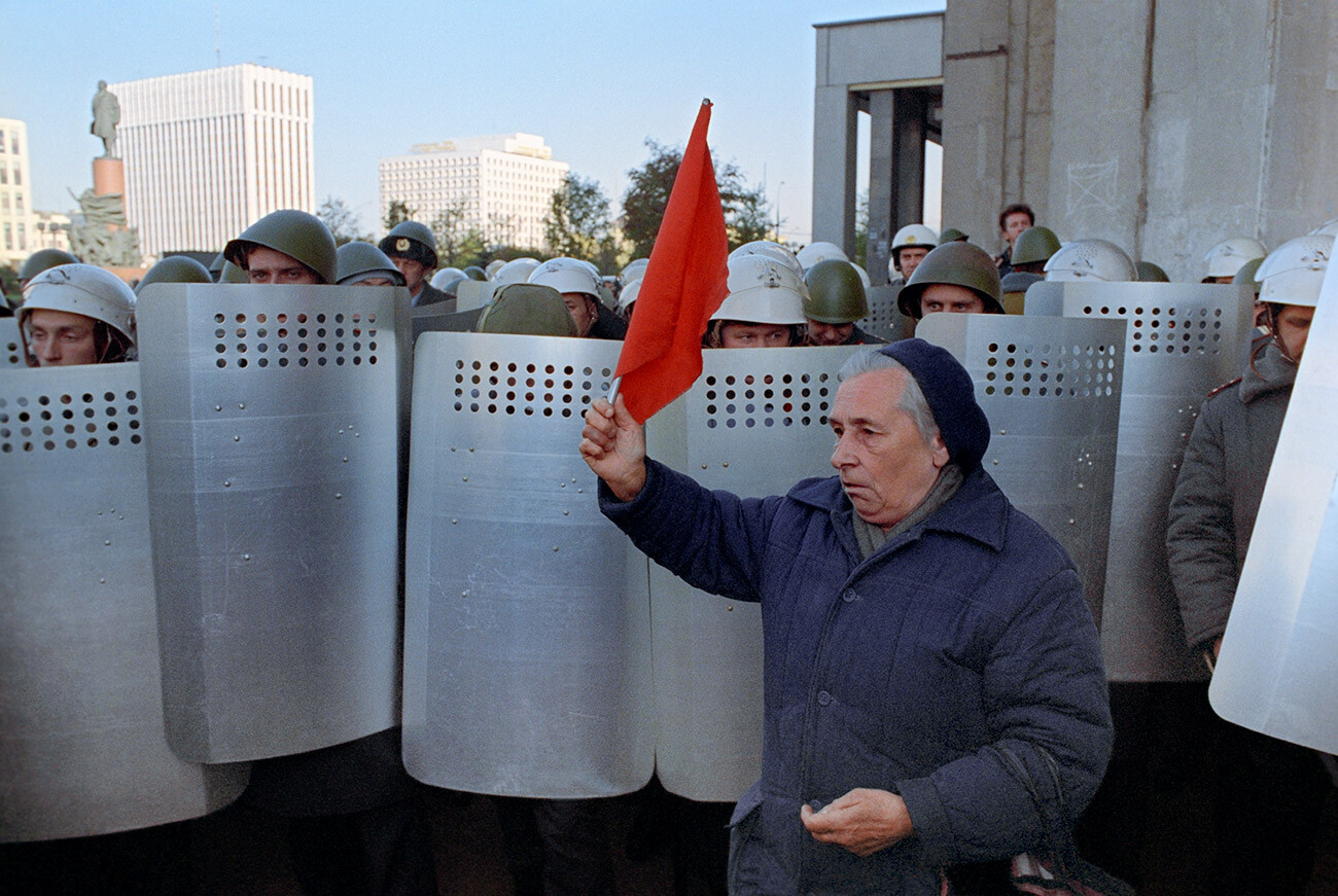 Crise constitutionnelle en 1993. Un rassemblement de partisans du Soviet (Conseil) suprême de la Fédération de Russie sur la place Oktiabrskaïa (d'Octobre)