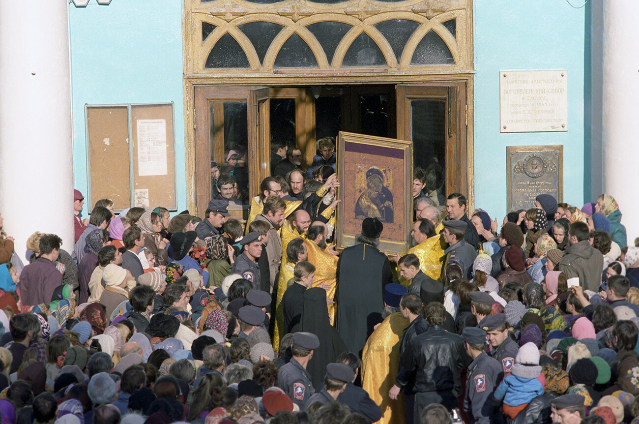 Crise constitutionnelle en 1993. Le patriarche Alexis II de Moscou effectue un service de prière dans la cathédrale de la Théophanie d'Elokhovo près de l'icône de Notre-Dame de Vladimir, prise pour une journée à partir de l'exposition de la Galerie Tretiakov.