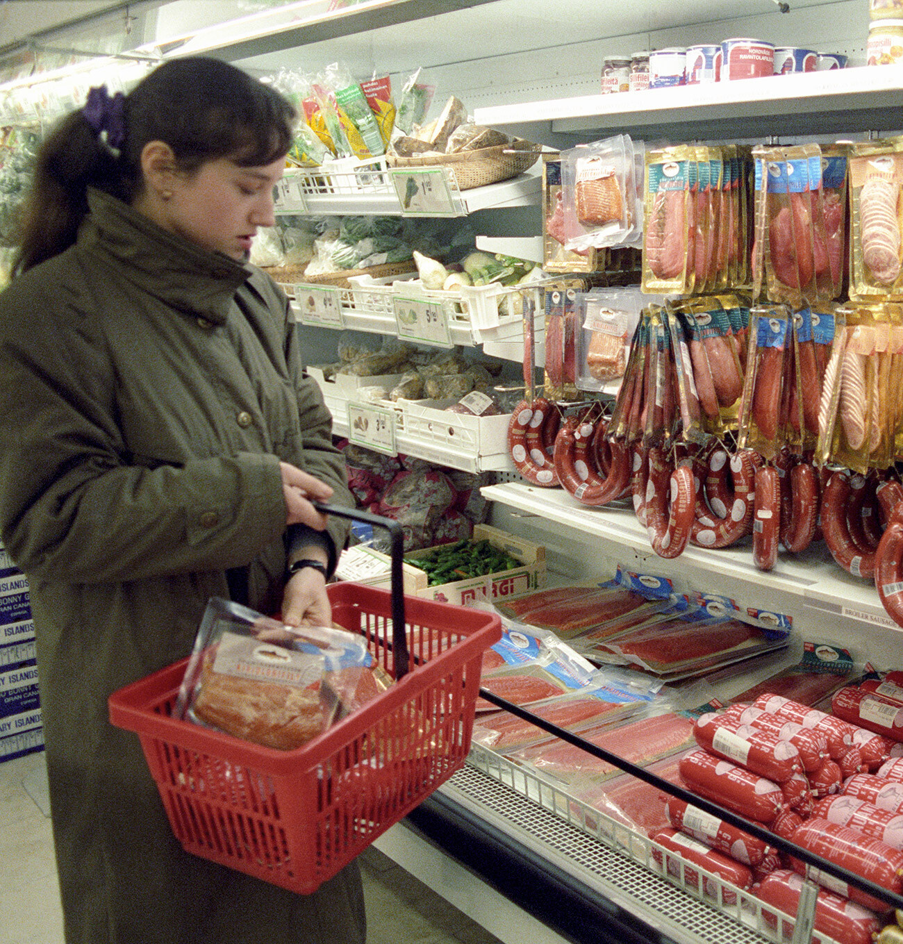 Un Moscovite choisit des produits d'épicerie dans un magasin Stockmann.