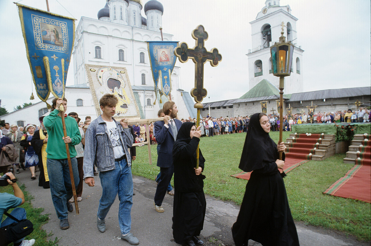 Procession dédiée au 1090e anniversaire de la ville de Pskov, près des murs de la cathédrale de la Trinité de Pskov