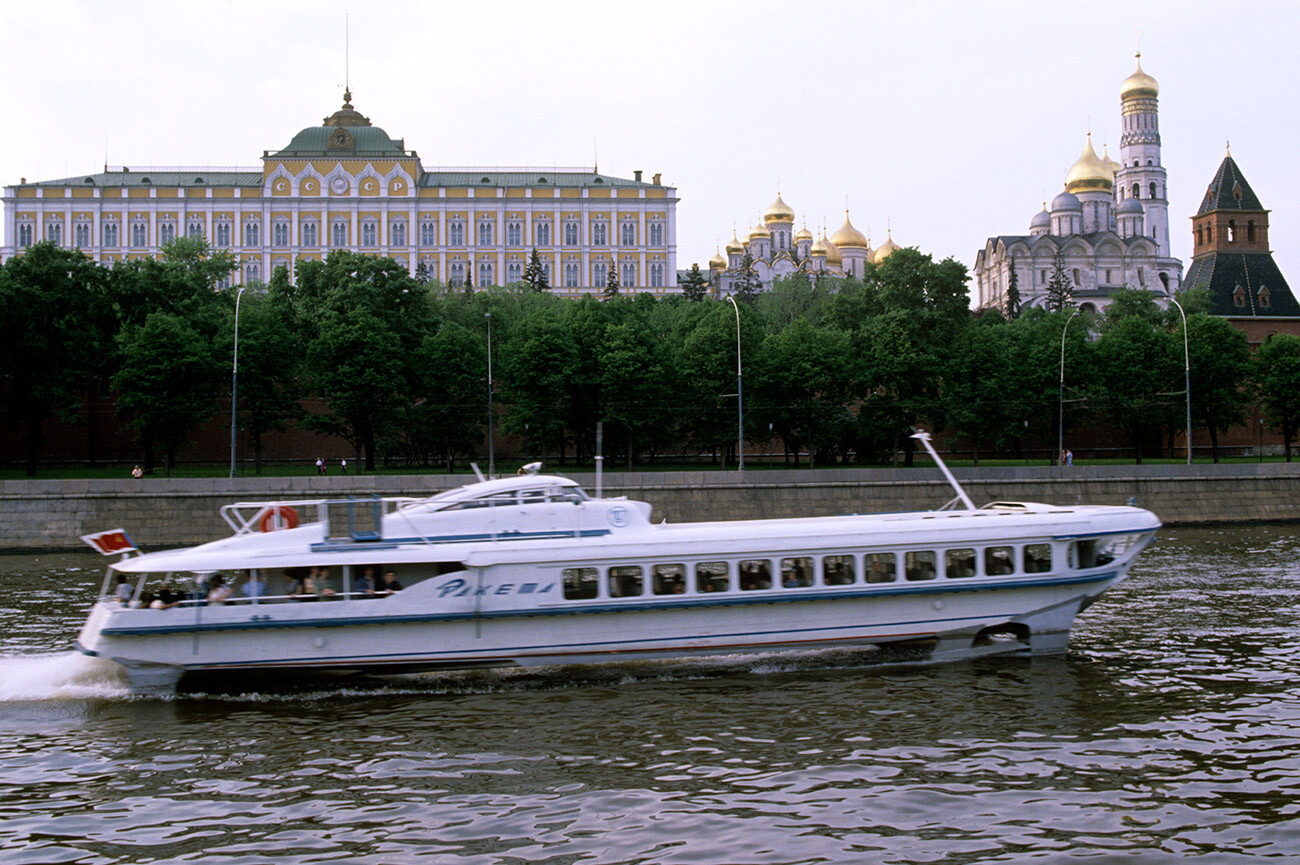 Bateau de plaisance sur la rivière Moskova. Vue du Kremlin