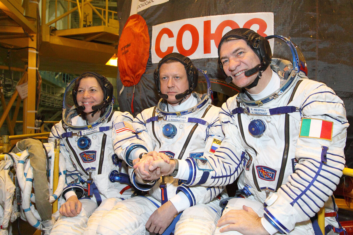 En el cosmódromo de Baikonur, la astronauta de la NASA Catherine Coleman (desde la izquierda), ingeniera de vuelo de la Expedición 26, el comandante de la Soyuz Dmitri Kondrátiev, de la Agencia Espacial Federal Rusa, y el astronauta de la Agencia Espacial Europea Paolo Nespoli, ingeniero de vuelo.