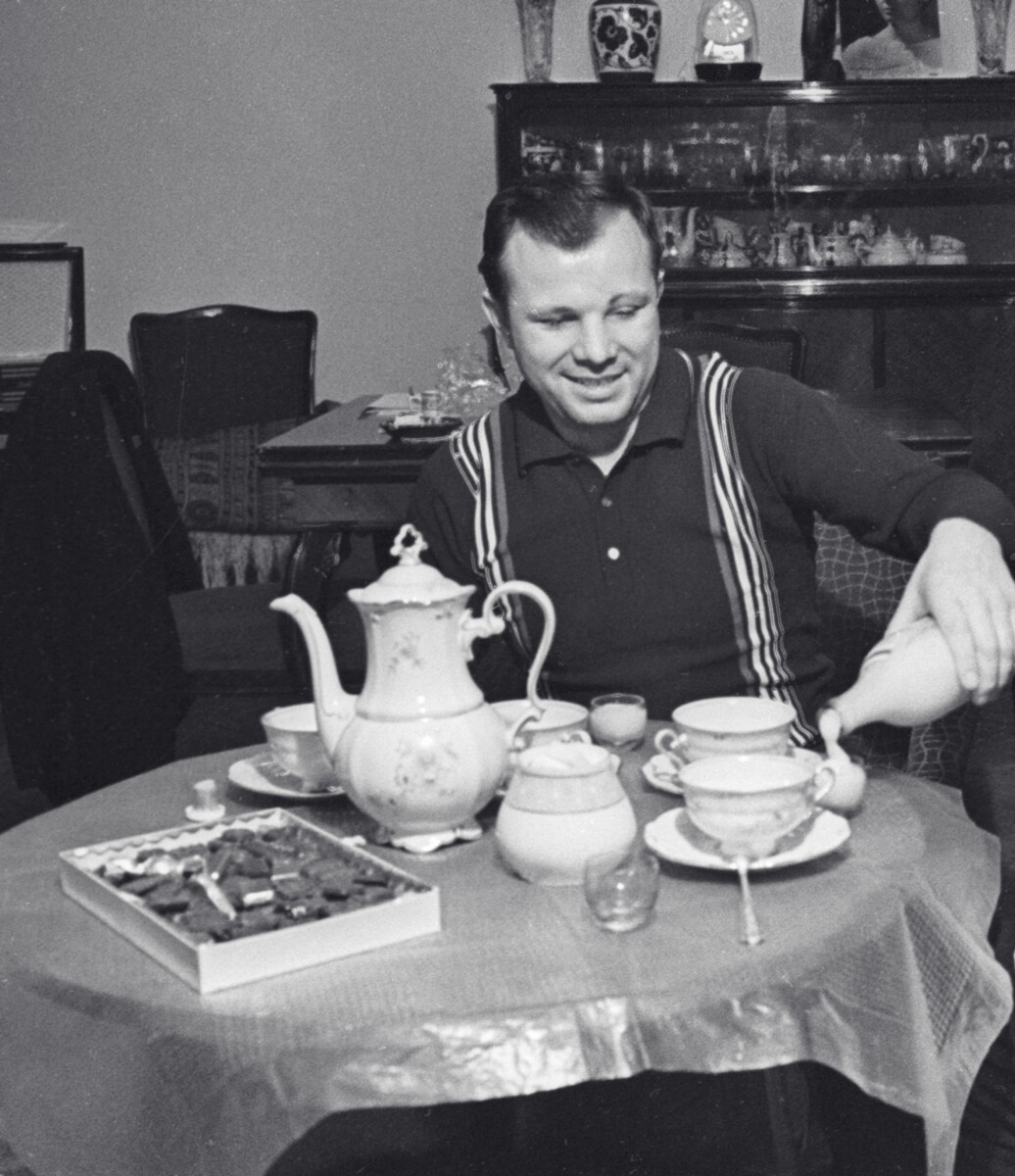 El piloto-cosmonauta soviético Yuri Gagarin desayunando en su apartamento en 1966.