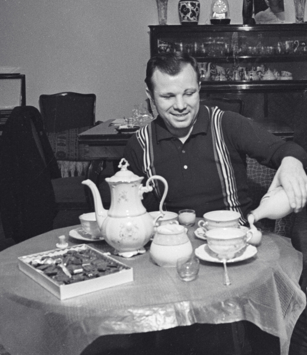 Le pilote-cosmonaute soviétique Iouri Gagarine prenant son petit déjeuner dans son appartement, 1966