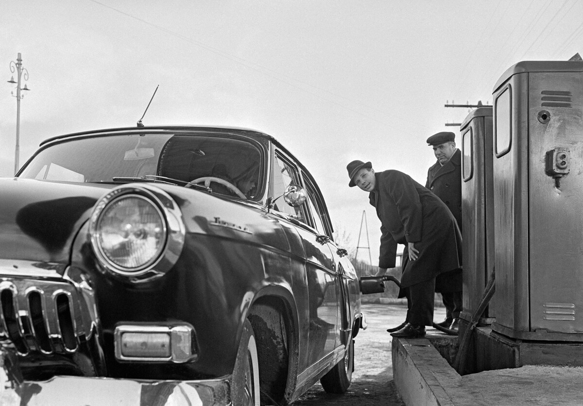 Le pilote-cosmonaute soviétique Iouri Gagarine dans une station-service sur le chemin de Gjatsk (Gagarine) 1966