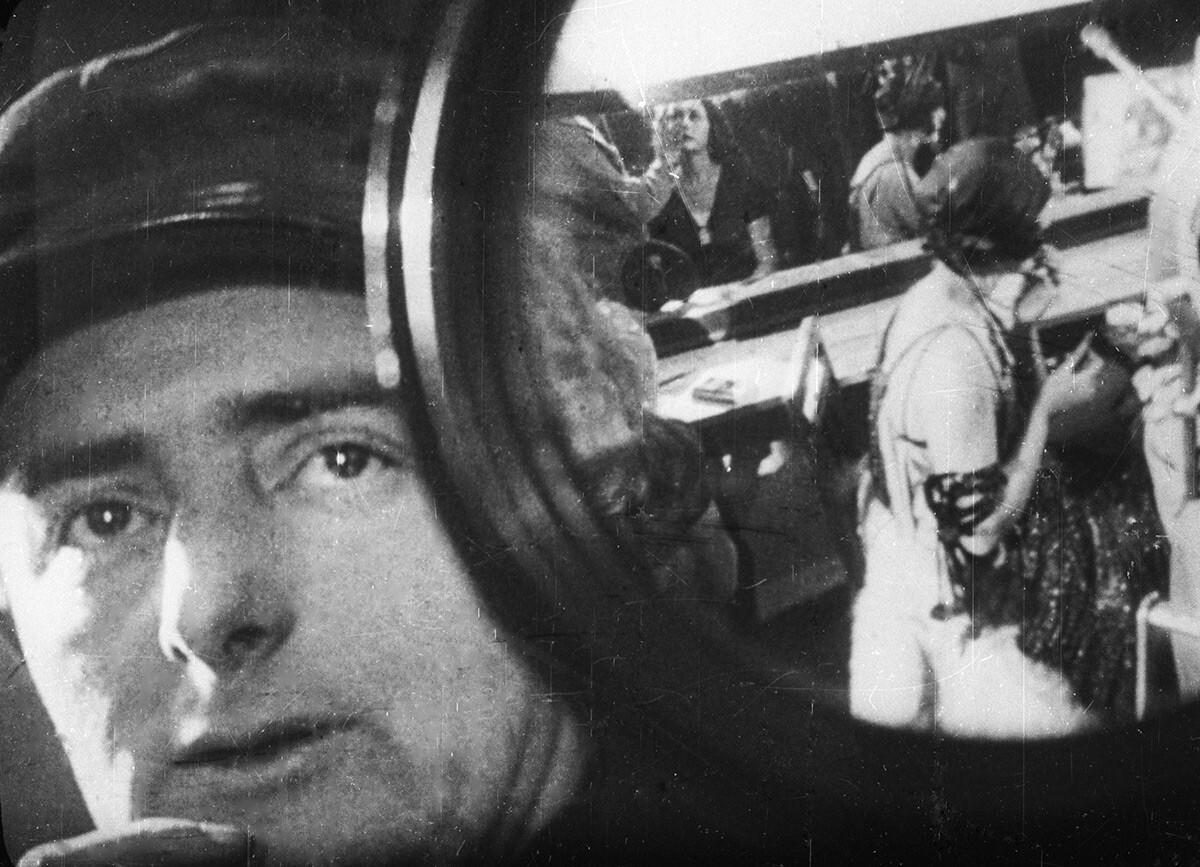 Дзига Вертов в документальном фильме «Мир без игры», где были использованы фрагменты из его фильмов, 1966
