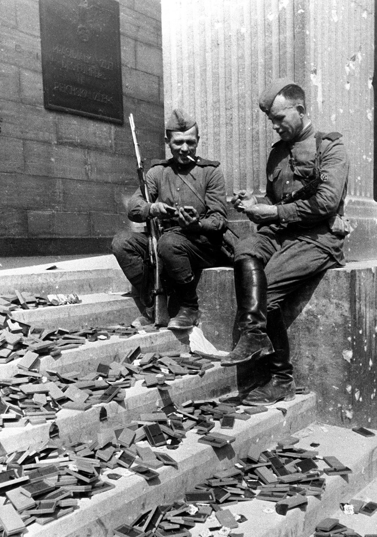 Nemčija, Berlin, maj 1945. Vojaki Rdeče armade na stopnicah Reichstaga po zavzetju mesta sovjetskimi enotami med drugo svetovno vojno.