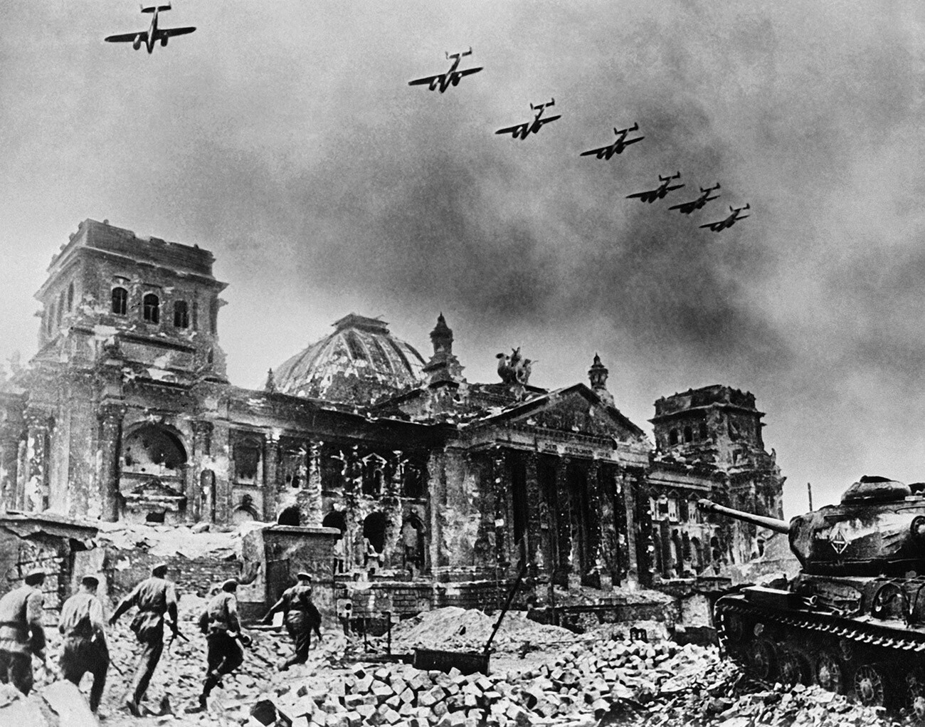Немачка. Берлин. Други светски рат. 1. мај 1945. Зграда Рајхстага, уништена за време напада совјетских трупа.
