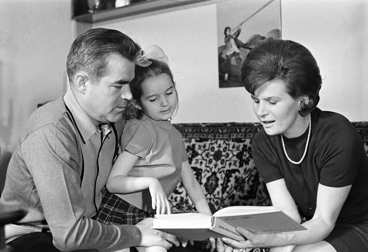 宇宙飛行士のアンドリアン・ニコラエフ、ワレンチナ・テレシコワと娘のエレーナ。1970年