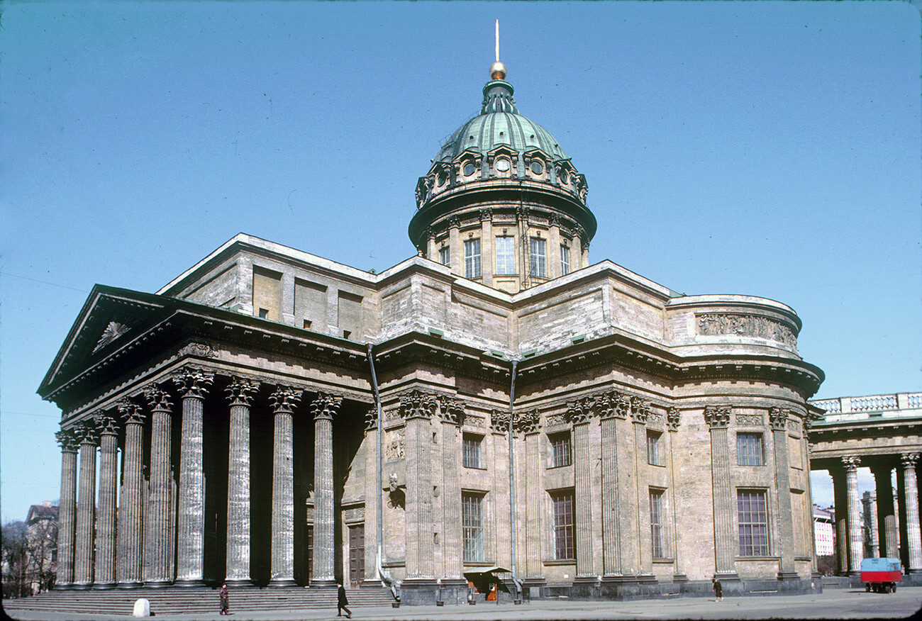 San Pietroburgo, Cattedrale dell’Icona della Vergine di Kazan.  Vista sud-est con il portico meridionale.  Fotografia: William Brumfield, 9 aprile 1984