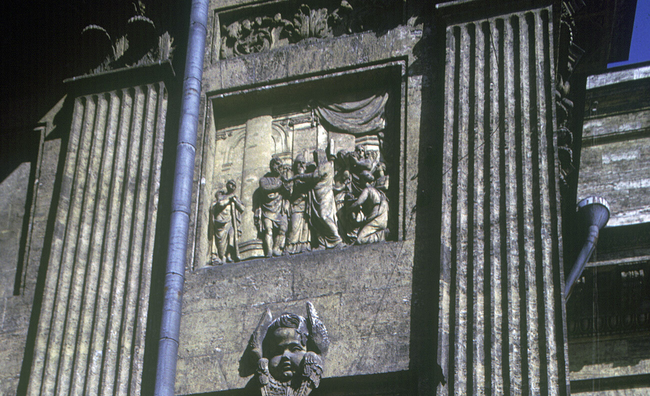 San Pietroburgo, Cattedrale dell’Icona della Vergine di Kazan. Portico meridionale, lato est, con pannello scolpito “Lo sposalizio di Giuseppe e della Vergine Maria” dello scultore Jean-Dominique Rachette.  Fotografia: William Brumfield, 9 aprile 1984