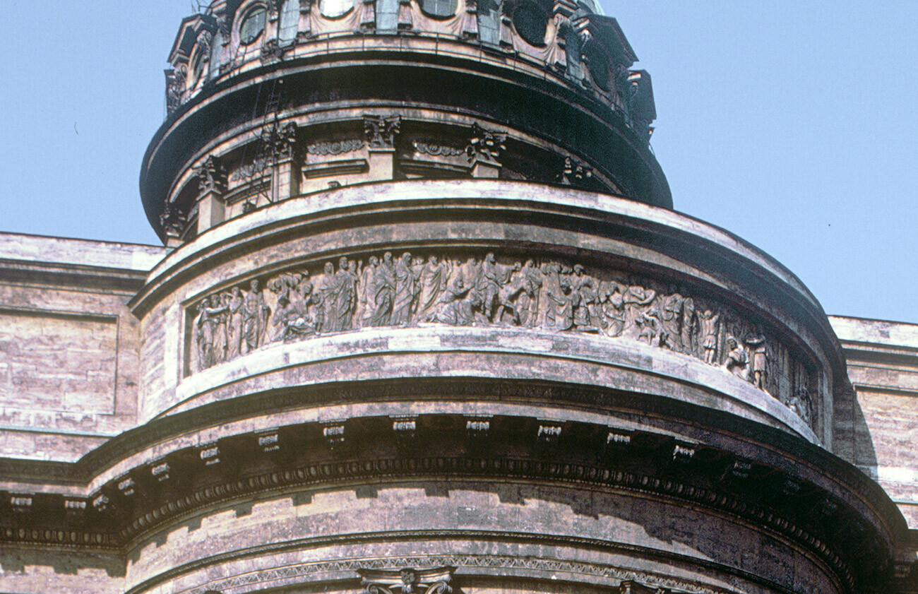 San Pietroburgo, Cattedrale dell’Icona della Vergine di Kazan. Facciata est con il fregio “Ingresso di Cristo a Gerusalemme”  scolpito nell’attico, dello scultore Jean-Dominique Rachette. Fotografia: William Brumfield, 9 aprile 1984