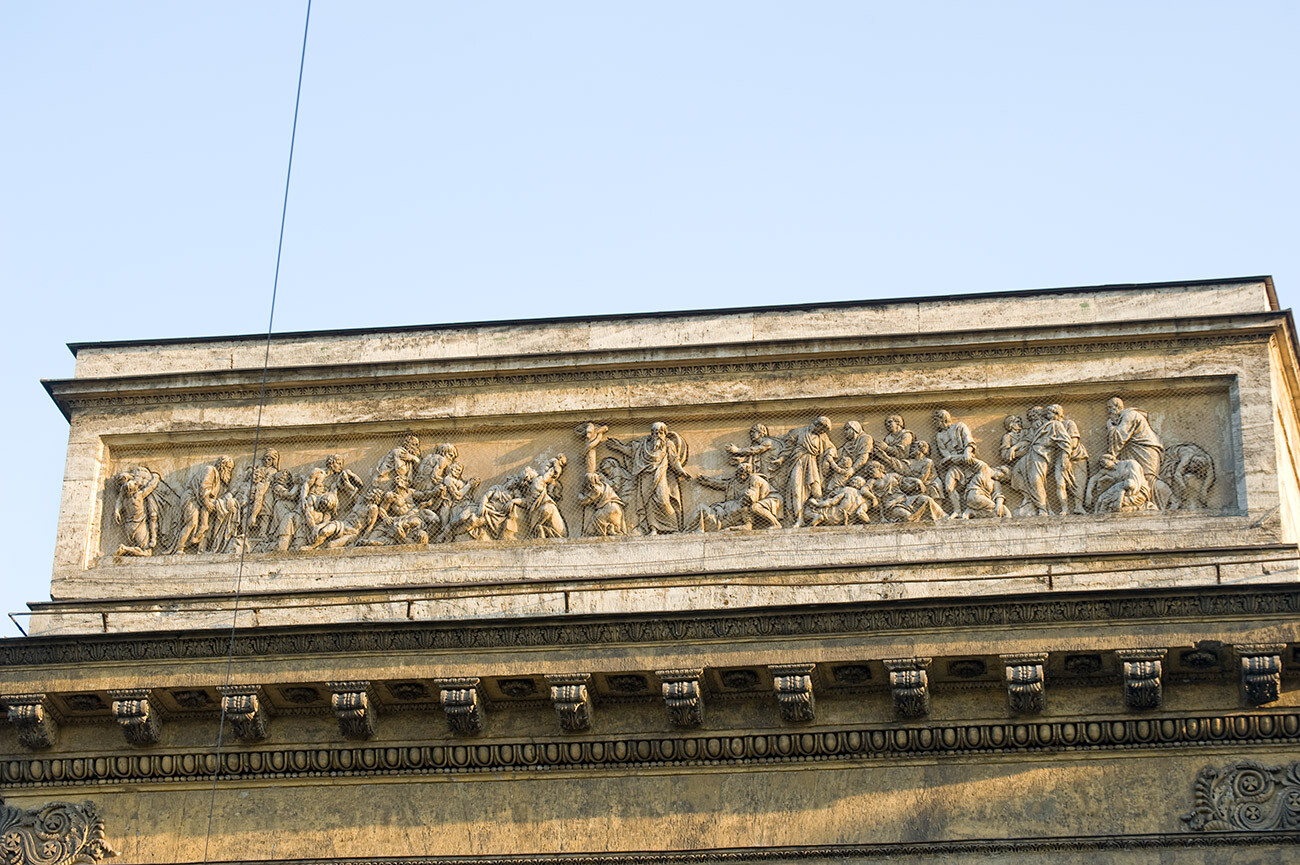 San Pietroburgo, Cattedrale dell’Icona della Vergine di Kazan.  Corpo ovest, attico della facciata nord, fregio “Elevazione di Mosè del serpente di bronzo” dello scultore Ivan Prokofiev. Fotografia: William Brumfield, 3 giugno 2013