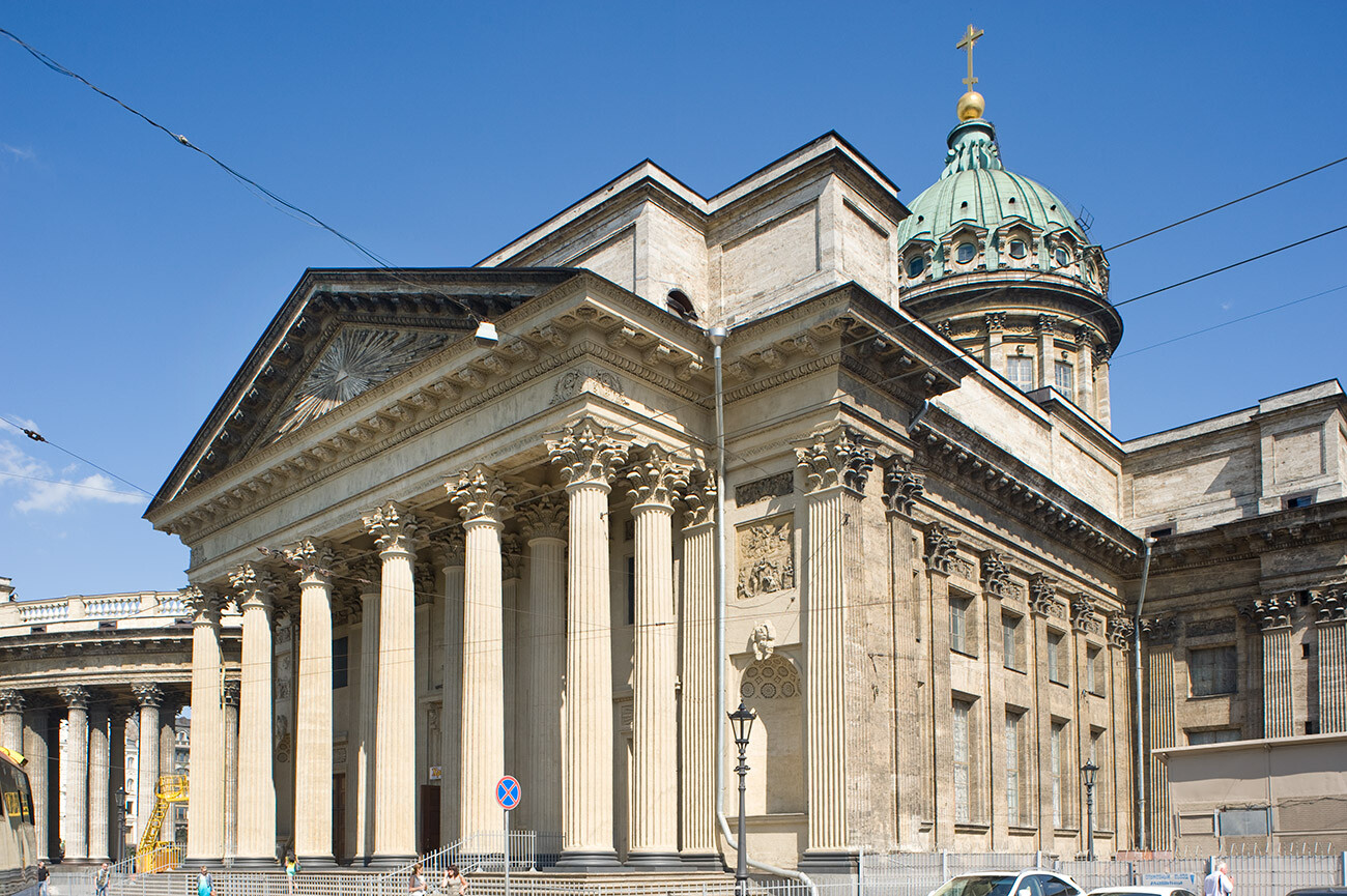 San Pietroburgo, Cattedrale dell’Icona della Vergine di Kazan. Portico occidentale con pannello scolpito “La scoperta dell’icona della Vergine di Kazan’ dello scultore Artemij Anisimov. Fotografia: William Brumfield, 31 maggio 2013