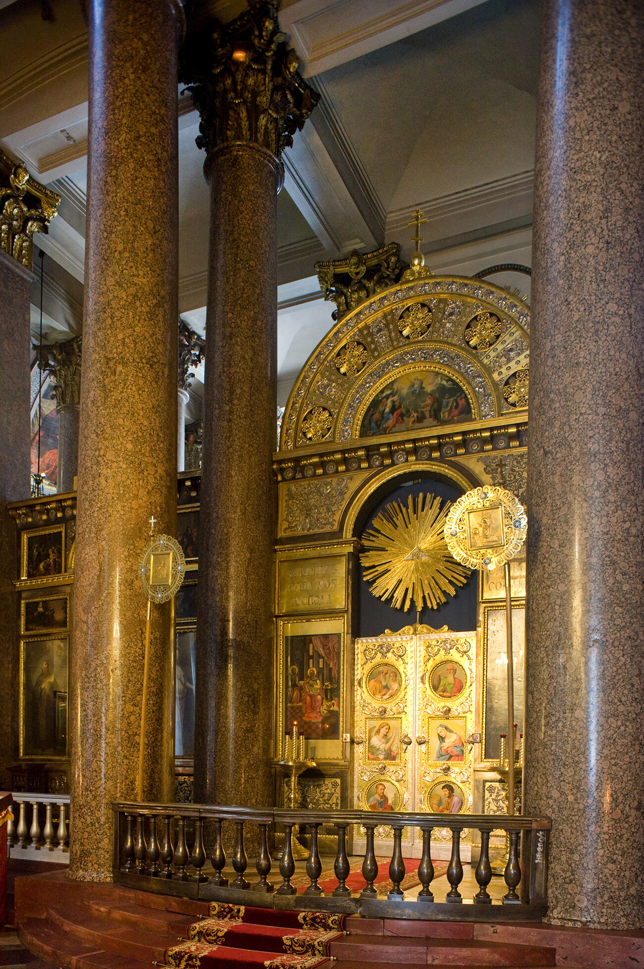 San Pietroburgo, Cattedrale dell’Icona della Vergine di Kazan. Cappella meridionale della Natività della Vergine. Iconostasi con Porta Reale (ingresso all’altare). Fotografia: William Brumfield, 31 maggio 2013