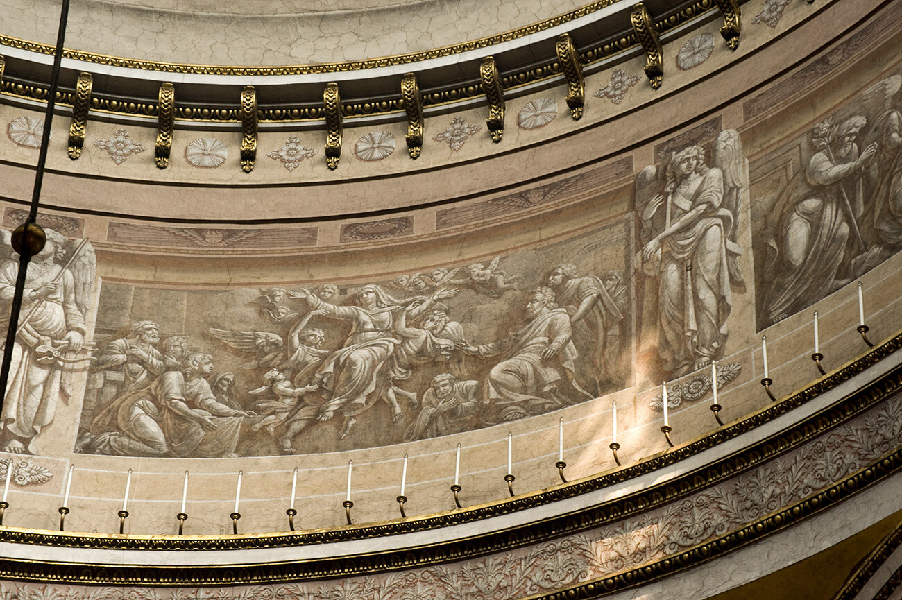 San Pietroburgo, Cattedrale dell’Icona della Vergine di Kazan. Cupola, fregio a trompe-l’oeil in grisaglia “Assunzione della Vergine Maria”. Fotografia: William Brumfield, 31 maggio 2013