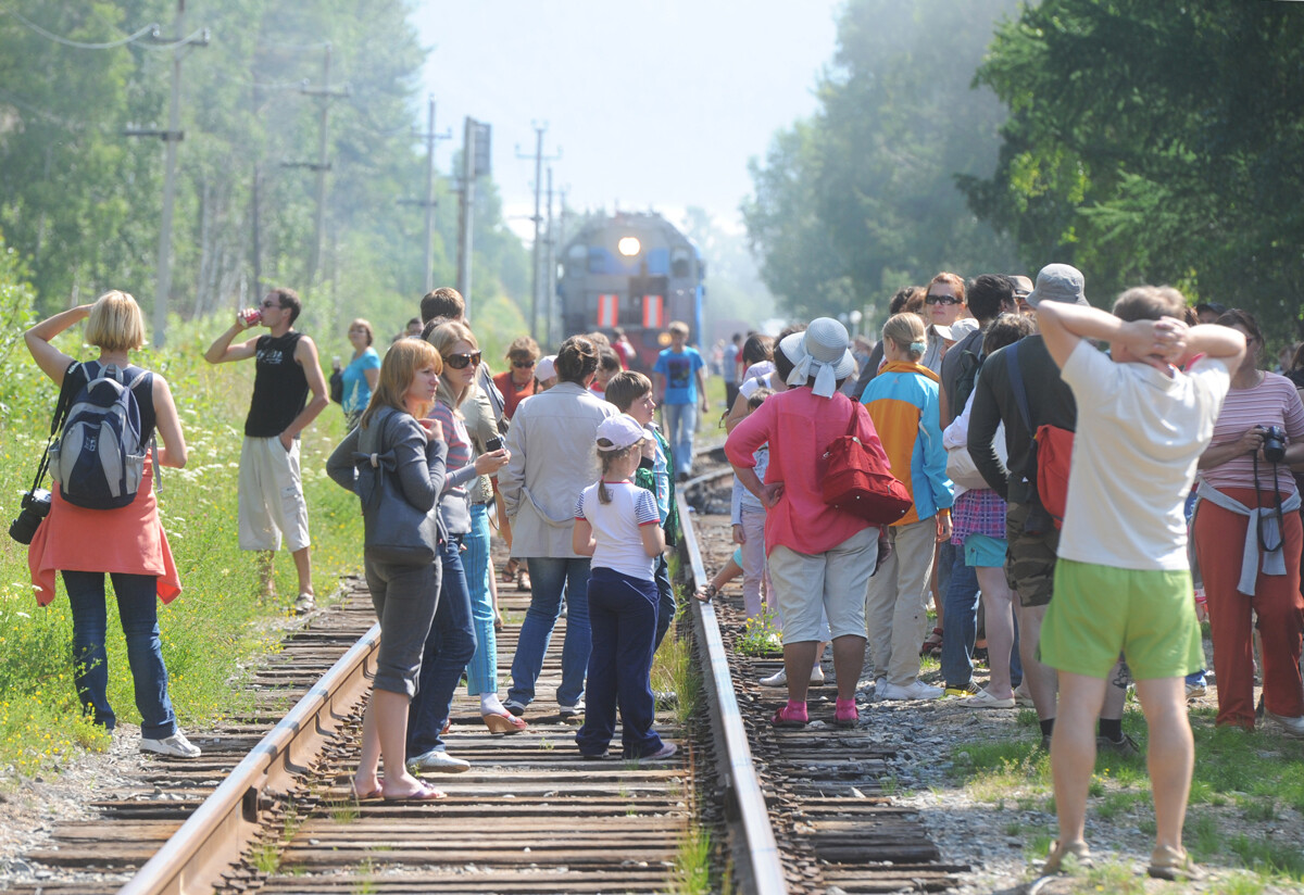 Туристы на Кругобайкальской железной дороге