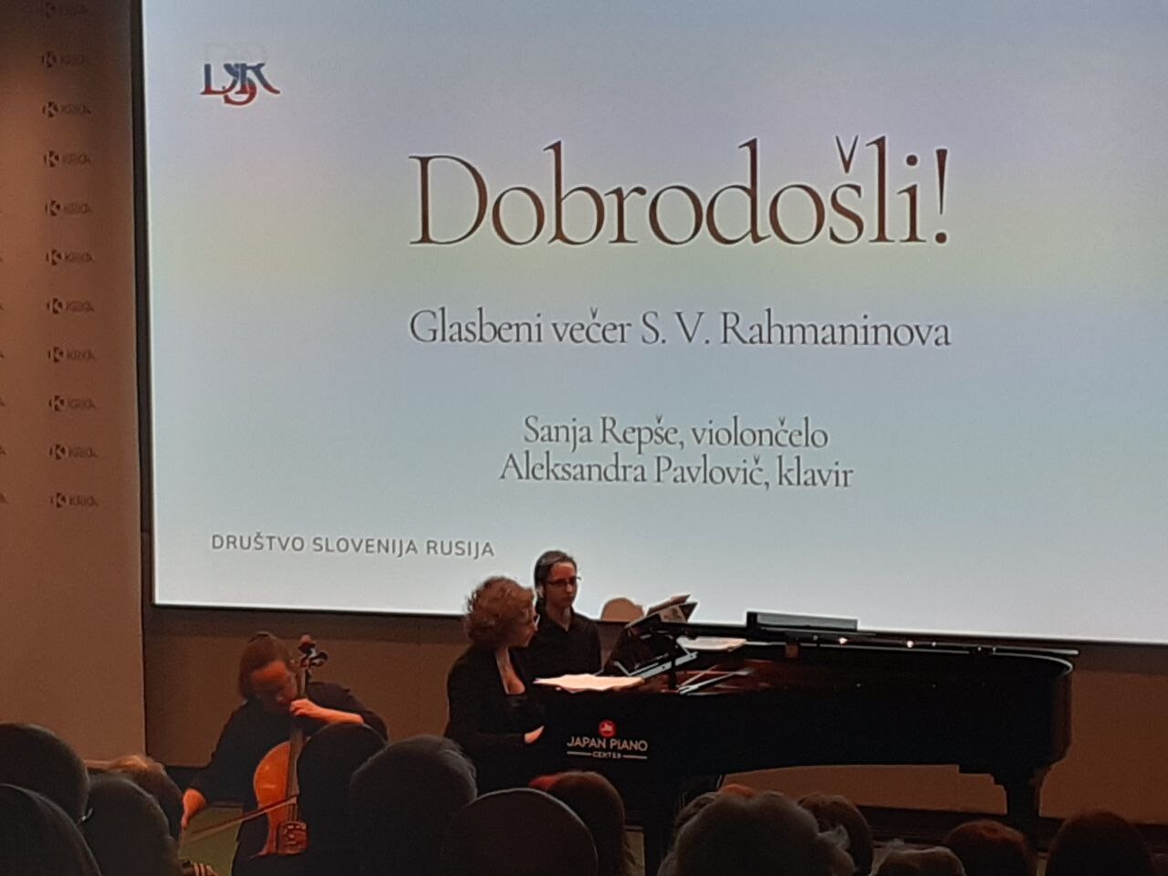 Sanja Povše in Aleksandra Pavlovič med koncertom